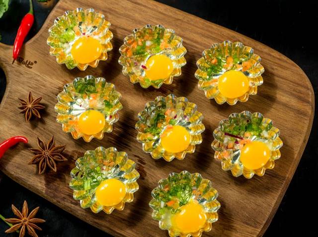 用锡箔纸包裹着的鹌鹑蛋,撒上葱花和洋葱沫.啧啧,你们自己感受吧.