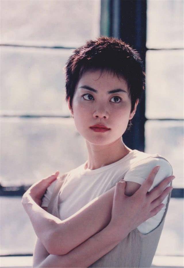 王菲25年前的旧照曝光寸头发型让人一言难尽难怪都说她叛逆