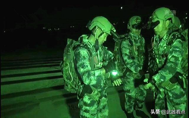 军事丨中国军队列装新型夜视仪还在枪支上安装激光指示器