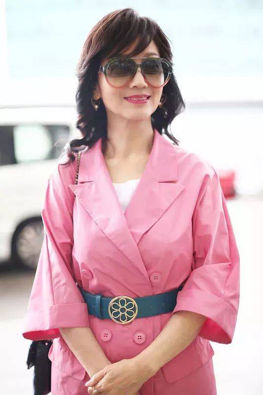 赵雅芝始终不见老气啊64岁的老女人你见过这样会打扮的服了