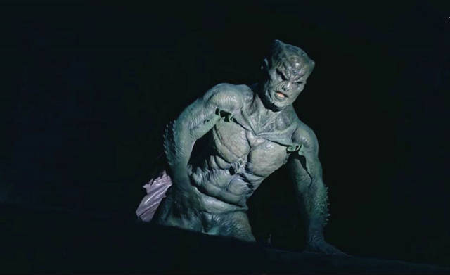 特效妆方式由真人拍摄而成,面部肌肉狰狞身材干枯里又带着诡异的韧性
