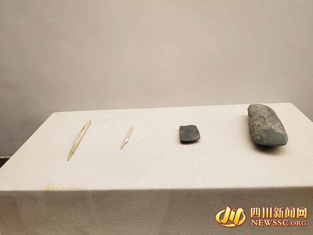 成都中医药大学博物馆展出的新石器时代与中医药相关的骨针,砭石,石斧