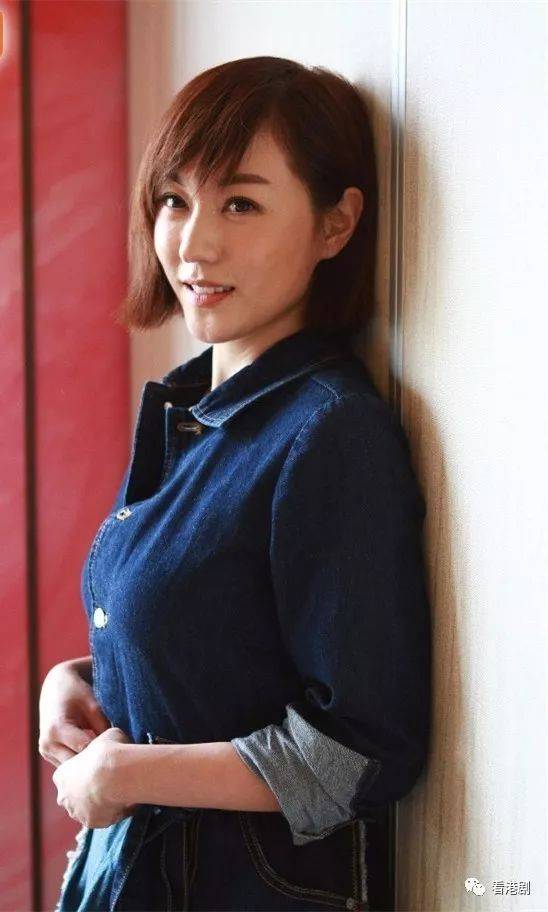 刘心悠尴尬护胸_手机搜狐网