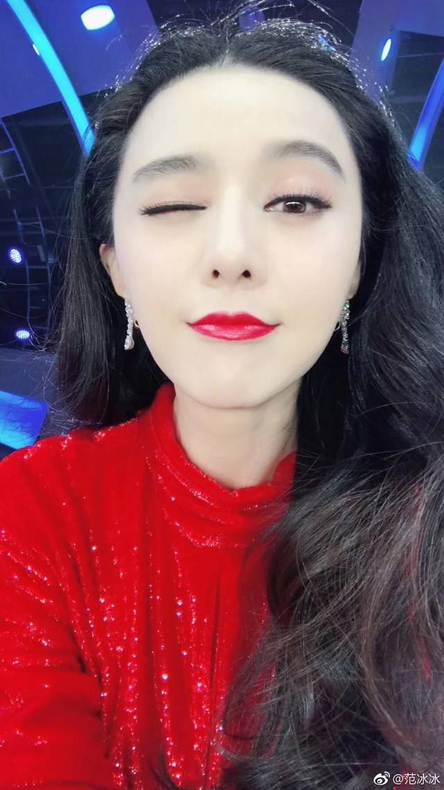 范冰冰就是典型的"红唇女",她在各种场合都偏爱万能的红唇.