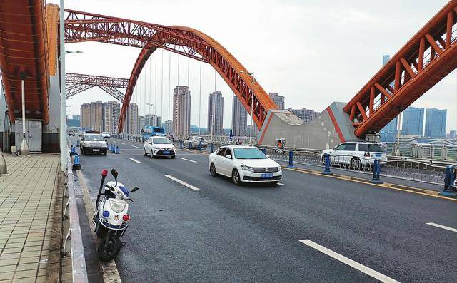 南充交警查获违规驶上四桥大货车800多辆 市民担心四桥安危