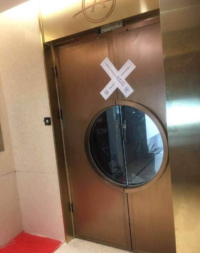 奔驰女车主上海办公室被经侦贴上封条有种山雨欲来的感觉