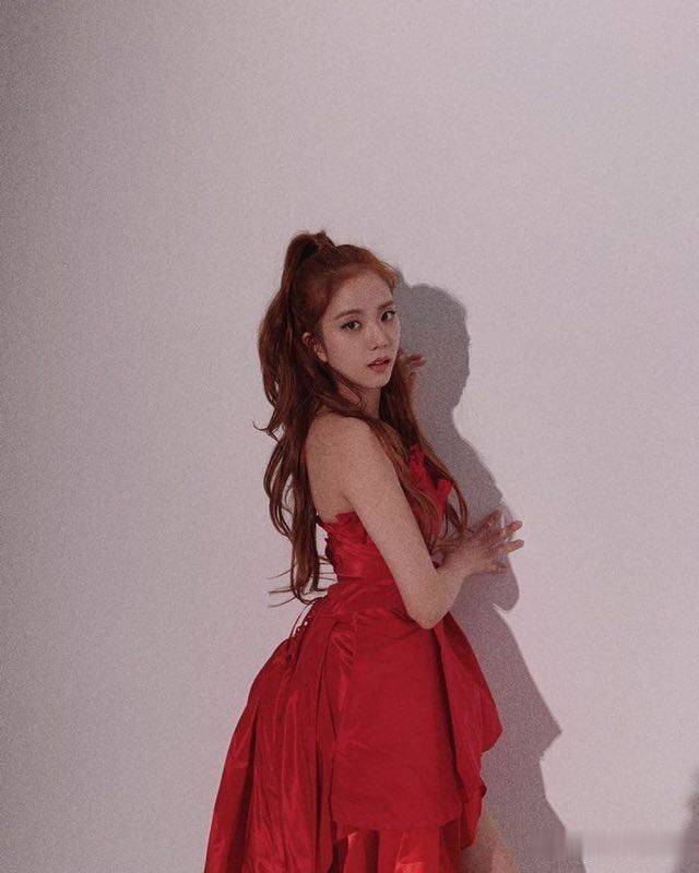 24岁jisoo高调美回来,高扎马尾减龄又可爱,穿露背裙身材瘦一圈