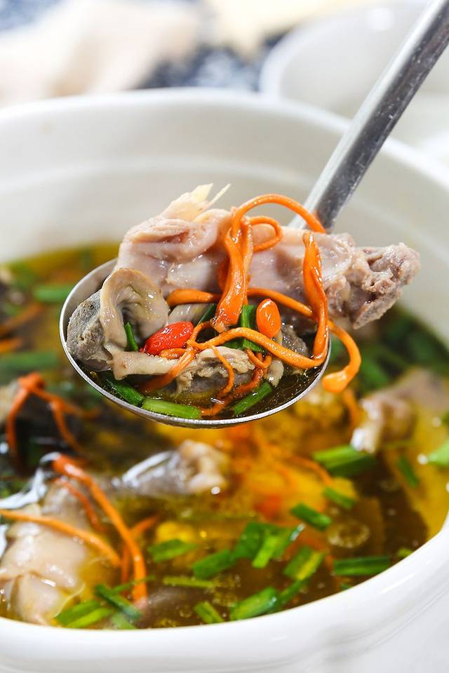 店里还有很多招牌的经典无锡本帮菜,比如红烧筒肠,凉拌腰片.