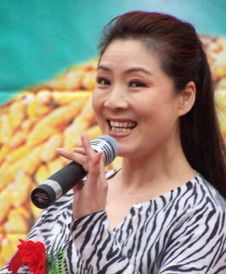 闫淑萍名气曾比赵本山大,为啥如今不火了?背后原因让人感动!