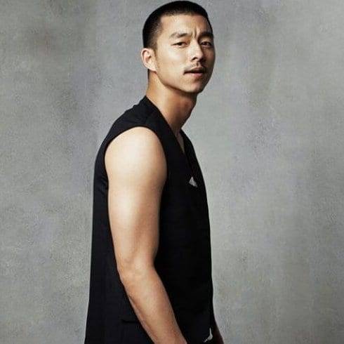 总是以中分造型示人的孔刘,过去也曾以寸头造型登上杂志专访,看惯了他