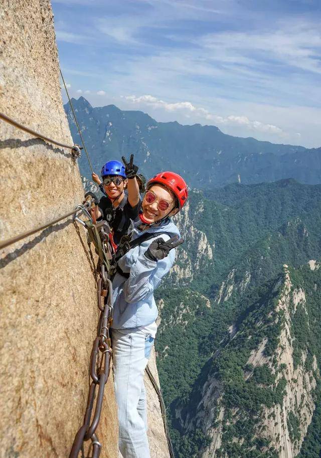 華山長空棧道真的可怕嗎?看他們怎麼那麼開心