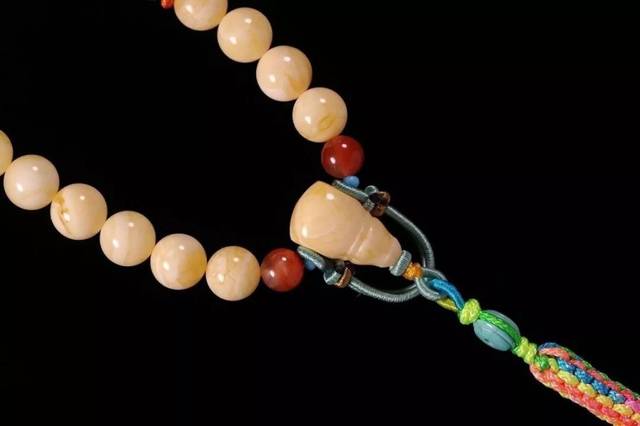 配串上瘾了!这款顶级蜜蜡三通,真是配哪儿都好看