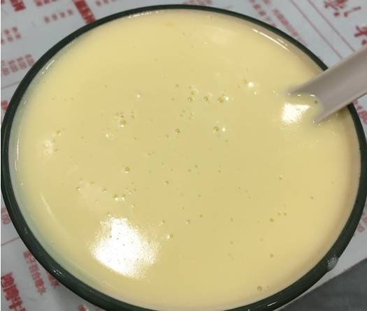 经过炒制的蛋奶糊,把 水牛奶的香味逼出来,也有了鸡蛋的清香,还增加了