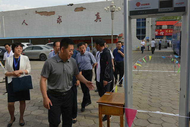 6月6日下午,县委书记王建江,县委副书记,县长刘川楠来到天镇一中考点