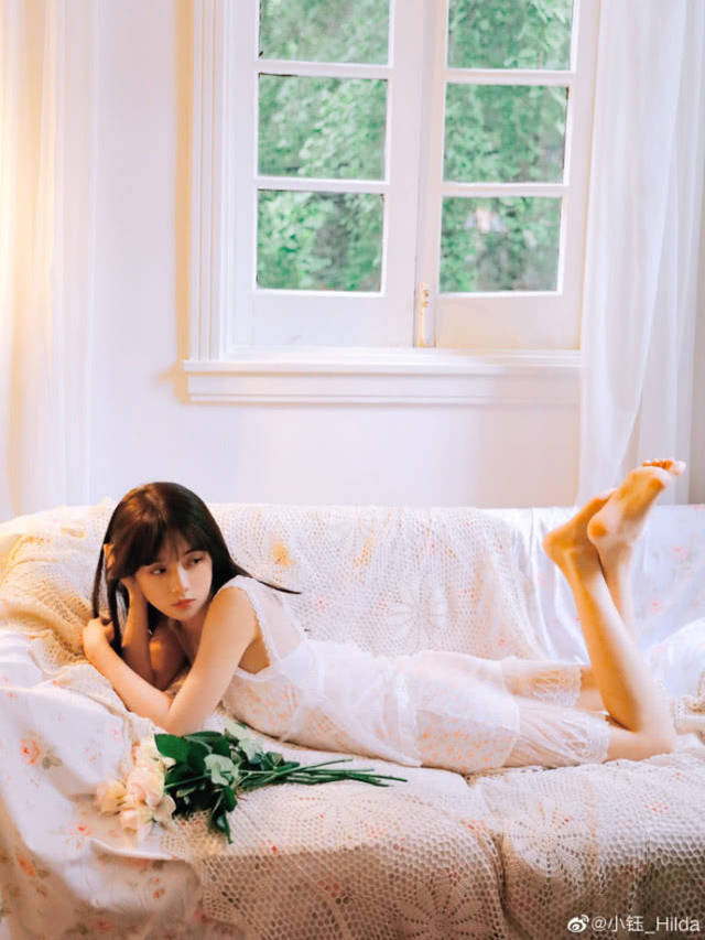 lpl主持人小钰晒出个人写真看完照片后被自己美到了