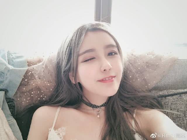 rita虎牙首秀,美颜出镜变丑了?网友:不开美颜更美!