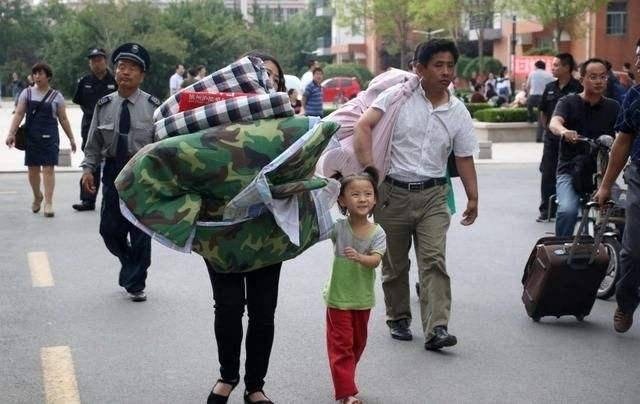 高考后被这组图片刷屏:考生虽苦,陪读父母更不易,看完泪目