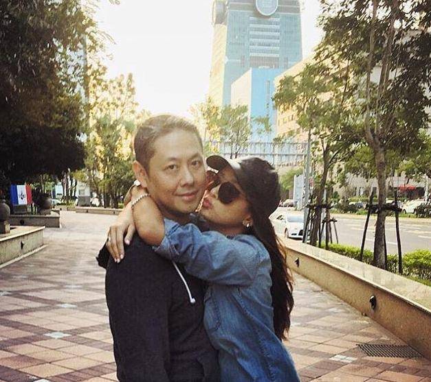 互抢风头?关颖晒与孙芸芸合影,一个踮脚站一个竖脚站大秀美腿