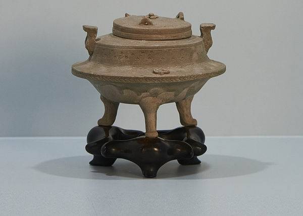 战国 原始青瓷s形纹双耳三足釜