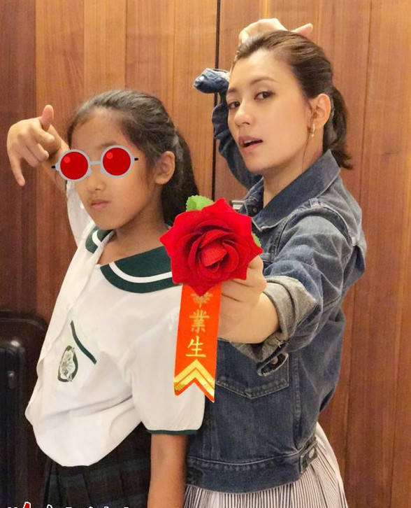 贾静雯参加梧桐妹毕业典礼,前夫孙志浩与丈夫修杰楷同场