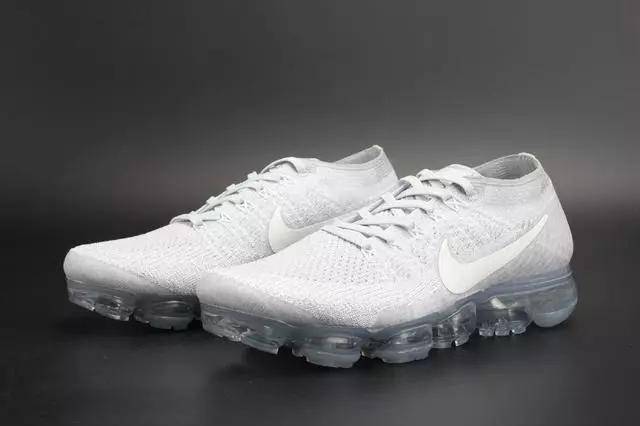 nike air vapormax  透明的鞋底,鞋身外罩以及编制鞋面作为点缀瞬间