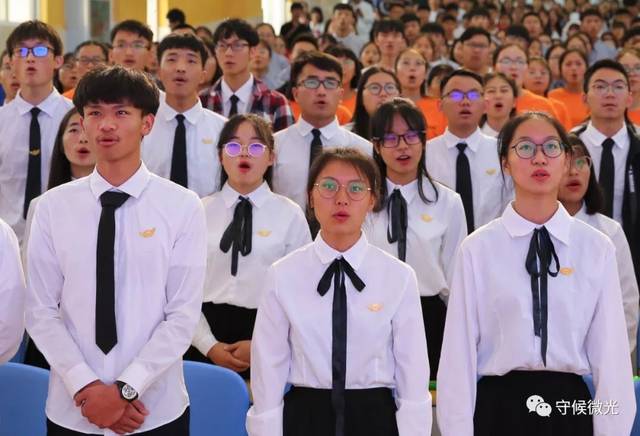 6月3日,禄劝一中高三学生毕业典礼上,同学们一起宣誓.