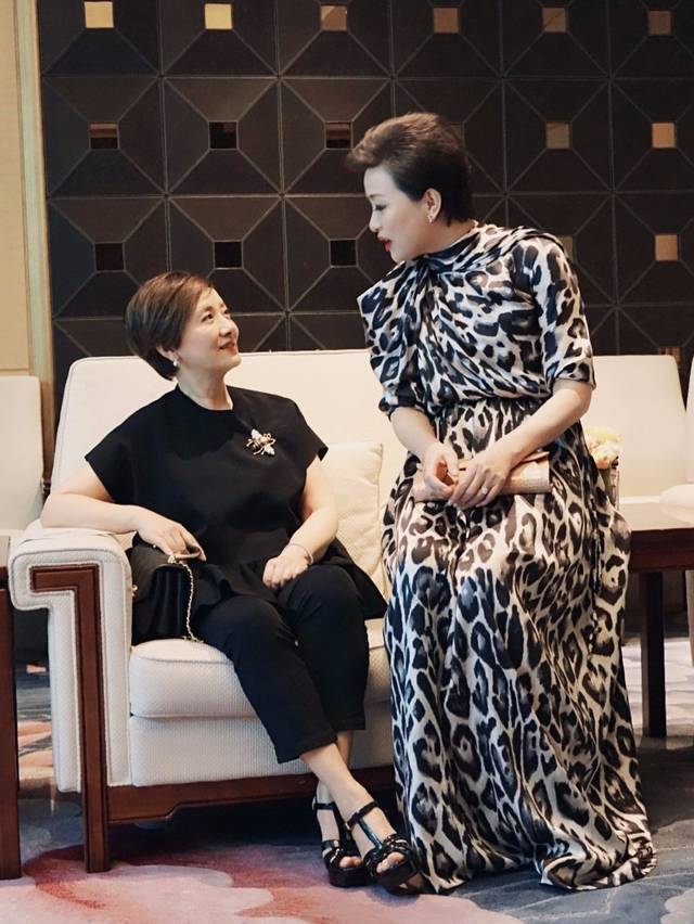 60多岁就该像邓婕这样打扮,散发出的知性美,从容大方有气质!