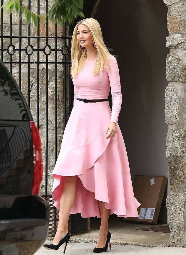 37岁伊万卡这次扮嫩好成功!穿1万8樱花粉裙太粉嫩,大秀完美身材