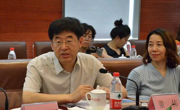 研讨会现场,董伟介绍该书出版经过.