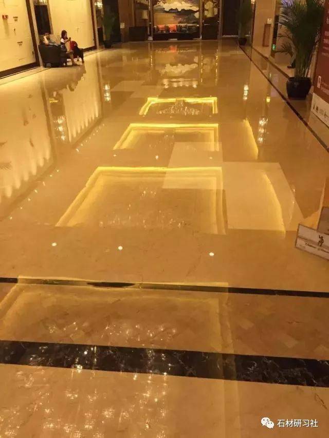 一般打蜡所使地板形成物体成像的面也能称之为镜面