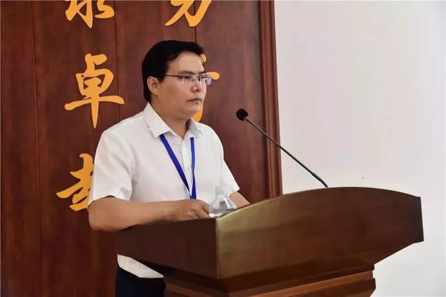 中铁四局合安铁路庐江轨道板场(一公司)场长刘玉波向与会嘉宾介绍中国