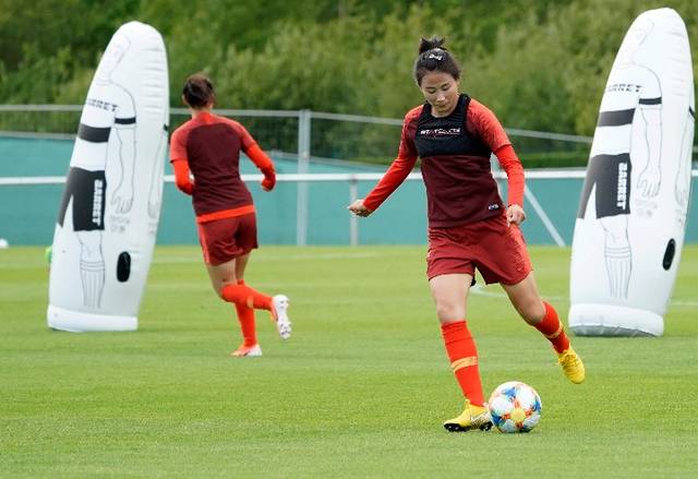 女足世界杯|前锋杨丽:放平心态 踢出特点_手机搜狐网