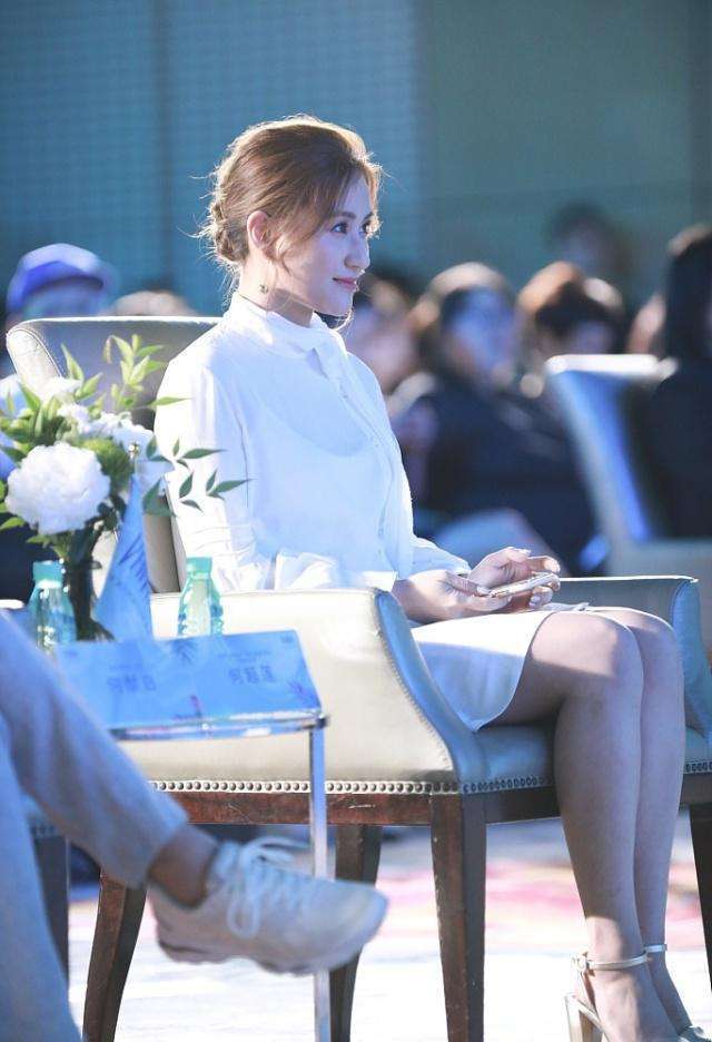 何超云素颜逛街被拍,颜值比不过妹妹何超莲,气质更比不上!