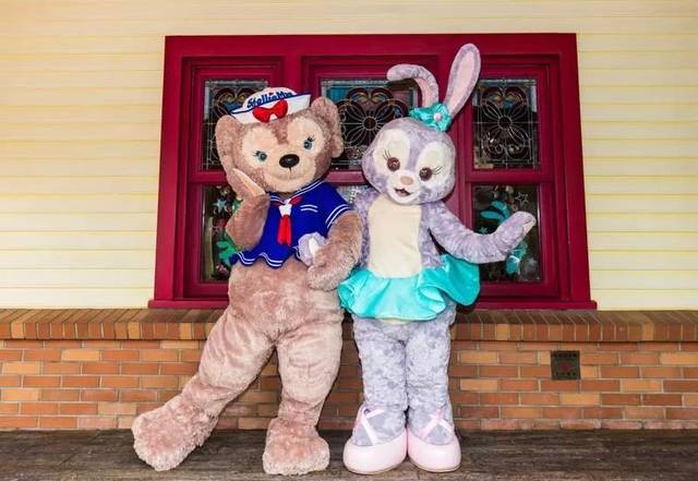 迪士尼"玫玫"中暑拒摘头套引热议,背后的原因让人心酸!_手机搜狐网