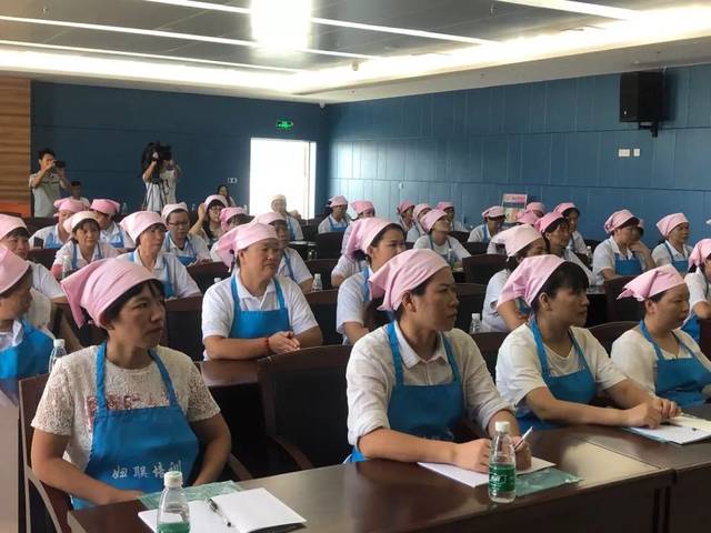 三亚保洁服务——擦亮旅游城市的窗户