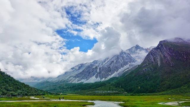 暑假畢業旅行去稻城亞丁旅遊跟團好還是自由行好些