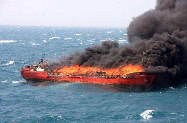 海湾传出一声巨响巨型油轮再次遇袭美导弹盾舰紧急赶赴现场