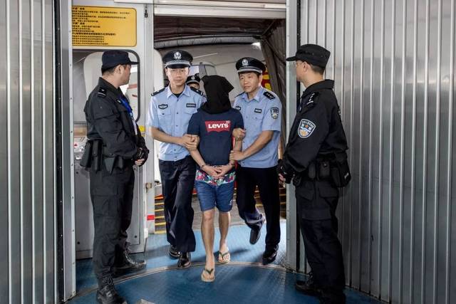 现场曝光汕头海关缉捕4名疑犯归案