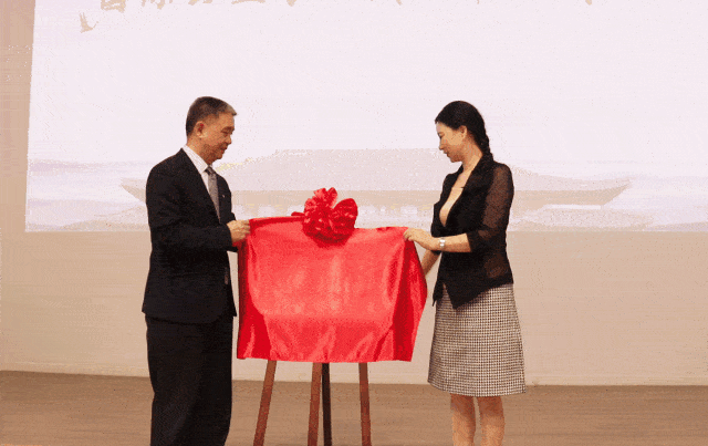 国际公益学院院长王振耀,武昌区区委书记刘洁共同为国际公益学院武汉