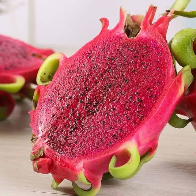 红心火龙果的果肉颜色 在水果中真是独一无二的让人惊艳 要是水果界也