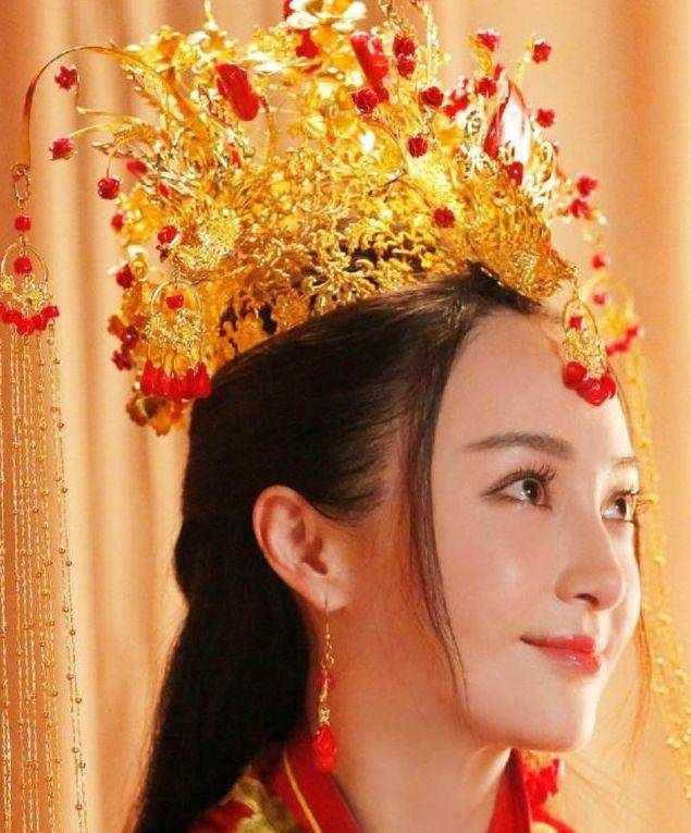 女星戴上珠冠,杨幂赵丽颖迪丽热巴姚笛胡静黄圣依,谁最惊艳?