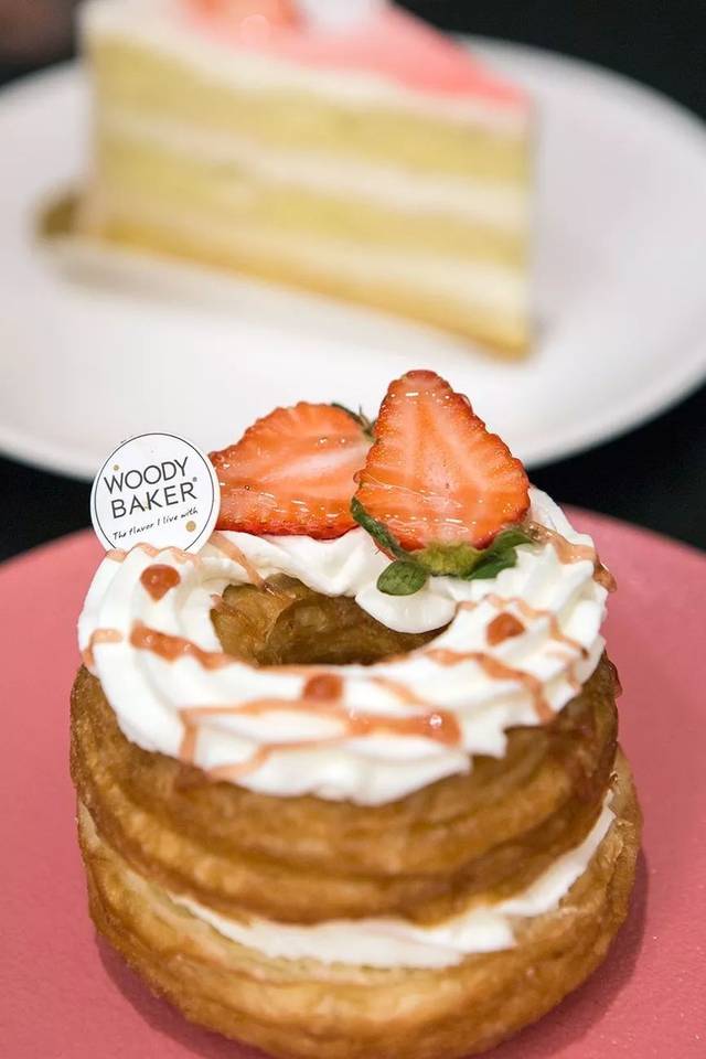 如果你更喜欢微甜的口味 少女心爆表的草莓淡奶油羊角甜甜圈更适合你.