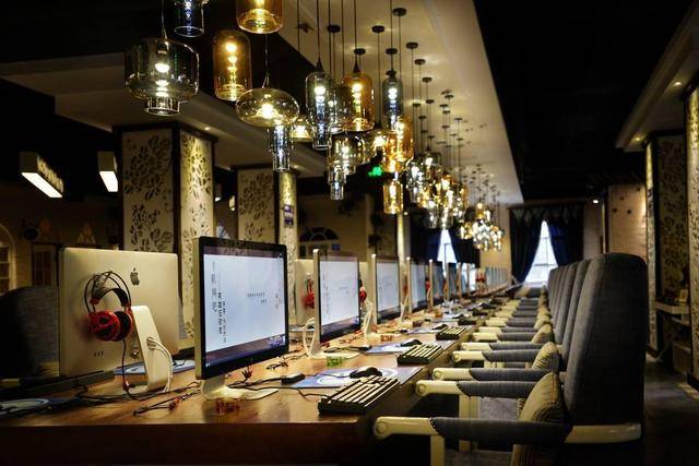 科技的发展,也让网咖的设备焕然一新,不再是以前拥挤,脏乱的环境.