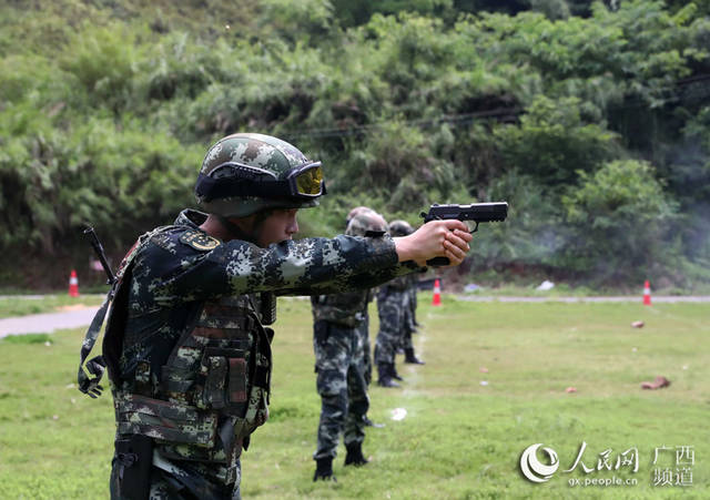 特战队员正在进行手枪快速精度射击