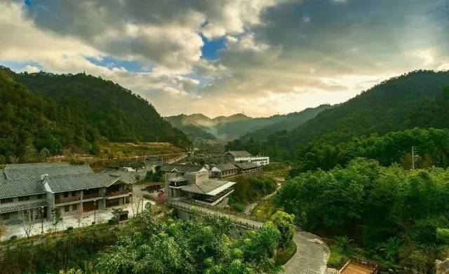 文獻之邦和翡翠集散地地處北迴歸線上位於雲南保山騰衝去旅遊,找中航!