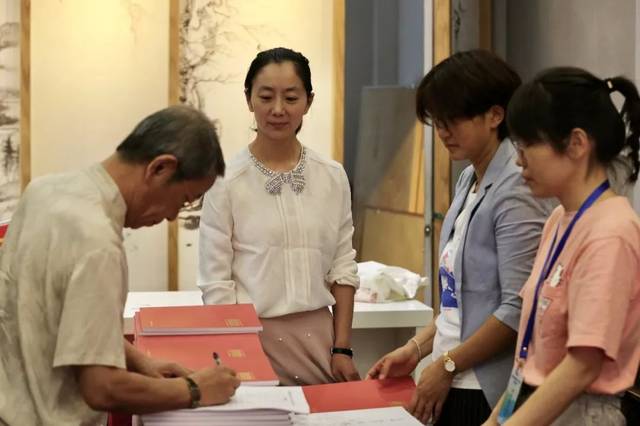 展览现场,我们还给每一位画家精心准备了一份礼物,那就是由北京市西城