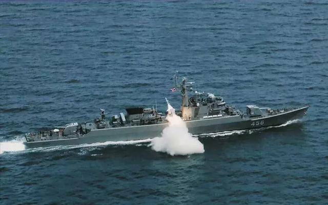 正在发射c-802反舰导弹的泰国"邦巴功"护卫舰