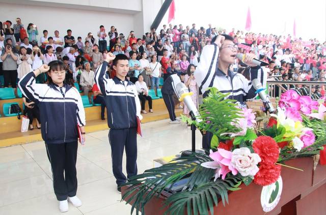 忻州高级中学隆重举行成人礼,千人现场泪奔,场面震撼!