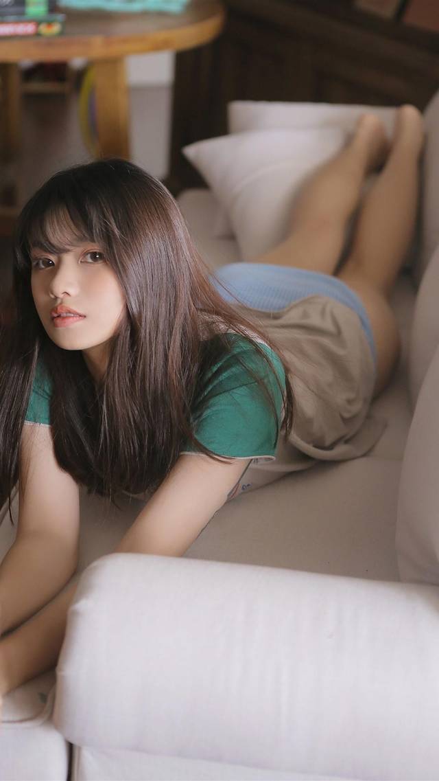 清纯元气美女居家俏皮写真图片手机壁纸