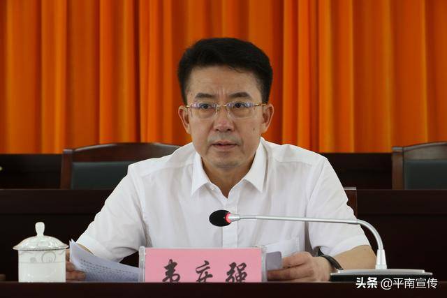 贵港市委组织部副部长梁欢出席会议,县委书记韦庆强主持会议并发言.